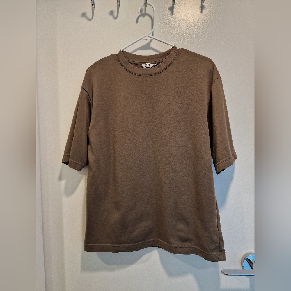 Uniqlo Green Short Sleeve Tee Classic Crew Neck